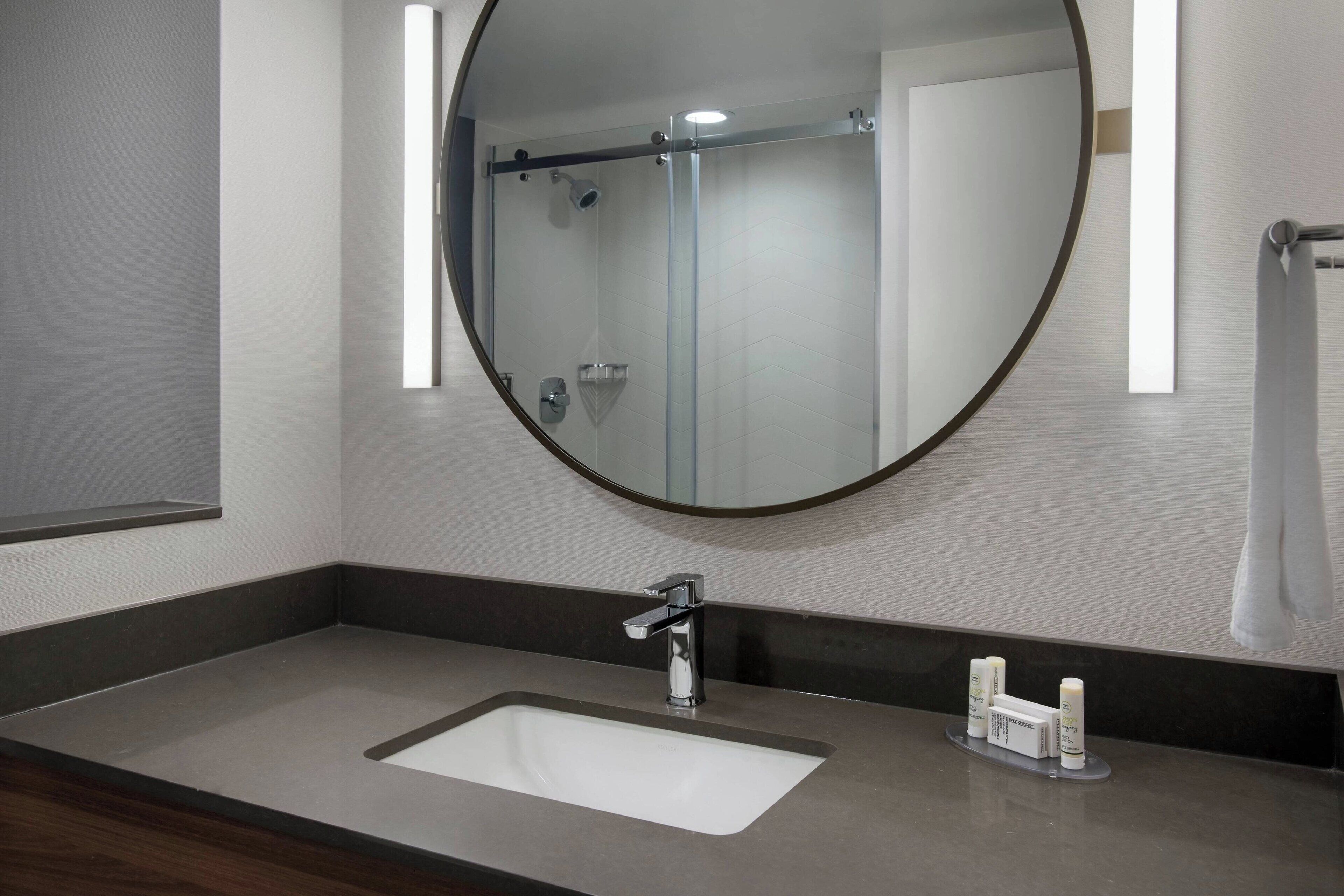 room, 1 king bed, non smoking (hearing accessible) | bathroom | combined shower/bathtub, free toiletries, hair dryer, towels