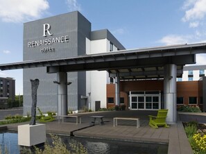 Indoor pool, outdoor pool - Renaissance Minneapolis Bloomington Hotel (Bloomington)