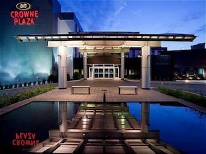 室內游泳池和室外游泳池