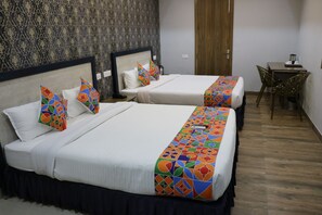 Habitación familiar doble, 2 camas dobles, fumadores | Wifi gratis y ropa de cama