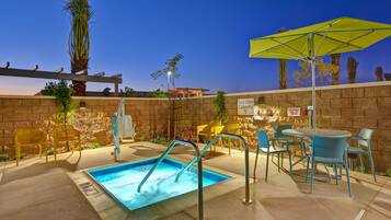 Tina de hidromasaje al aire libre