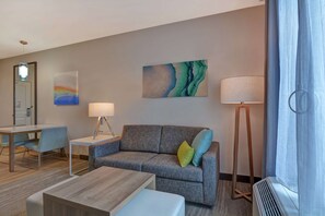 Suite, 2 camas Queen size, con acceso para personas discapacitadas, tina (Mobility & Hearing) | Área de sala de estar | Smart TV de 55 pulgadas con canales por cable, televisión y Netflix 