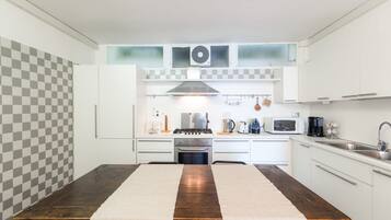 Villa, 5 Bedrooms, Lake View | Private kitchen | Full-size fridge, microwave, stovetop, dishwasher