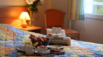 Double Room | Desk, iron/ironing board, free WiFi, bed sheets