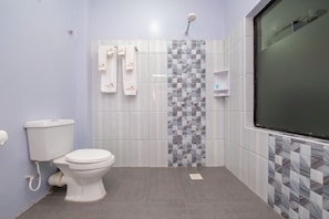 Shower, rainfall showerhead, free toiletries, towels - Maple Inn Hotel (Ruiru)
