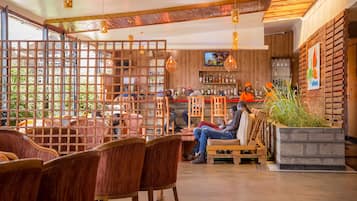 Se sirven desayunos, almuerzos y cenas; cocina local e internacional