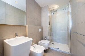 Studio Apartment | Kylpyhuone | Suihku, sadesuihkupää, ilmaiset hygieniatuotteet, hiustenkuivaaja