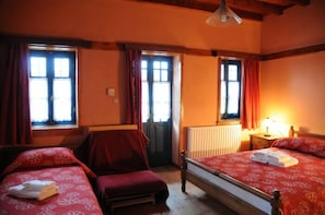 Vierbettzimmer | Schallisolierte Zimmer, kostenlose Babybetten, Bettwäsche