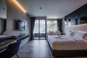 Rak King Room with Balcony | Minibar, in-room safe, individually decorated, individually furnished