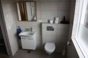 Family Quadruple Room, Private Bathroom | Bathroom | Towels