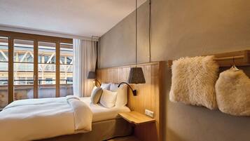 Deluxe-Doppelzimmer (Hochalp) | 1 bedroom, hypo-allergenic bedding, down duvets, in-room safe