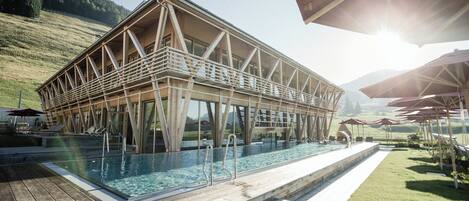 Ulkouima-allas, aurinkotuoleja