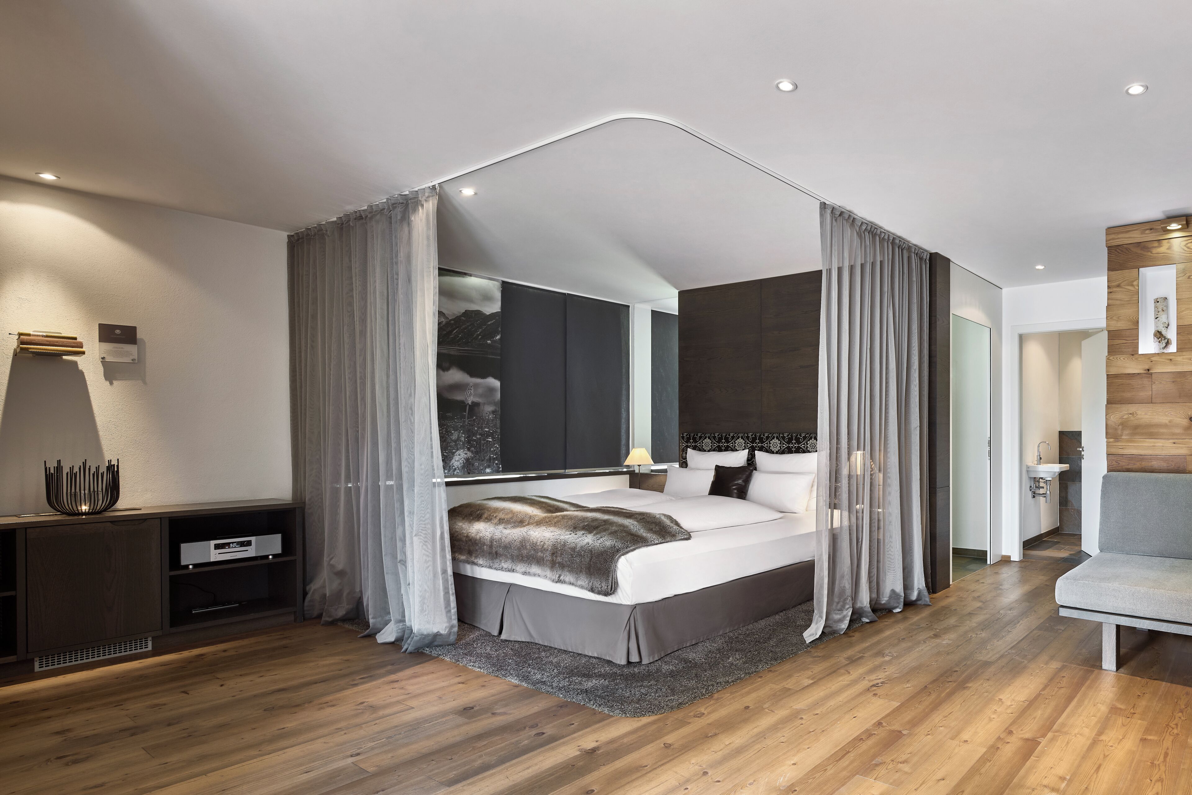 Suite (Adlerhorst Berg) | Allergivenligt sengetøj, dundyner, pengeskab på værelset, skrivebord