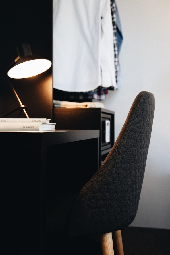 A desk with a lamp, a chair, and books. - Bidaia Boutique Hotel (San Sebastián)
