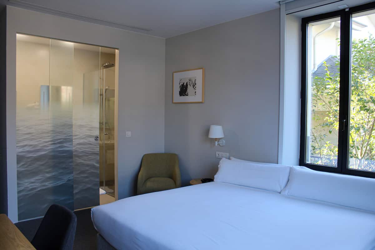 comfort double room, non smoking | 1 bedroom, minibar, individually decorated, individually furnished