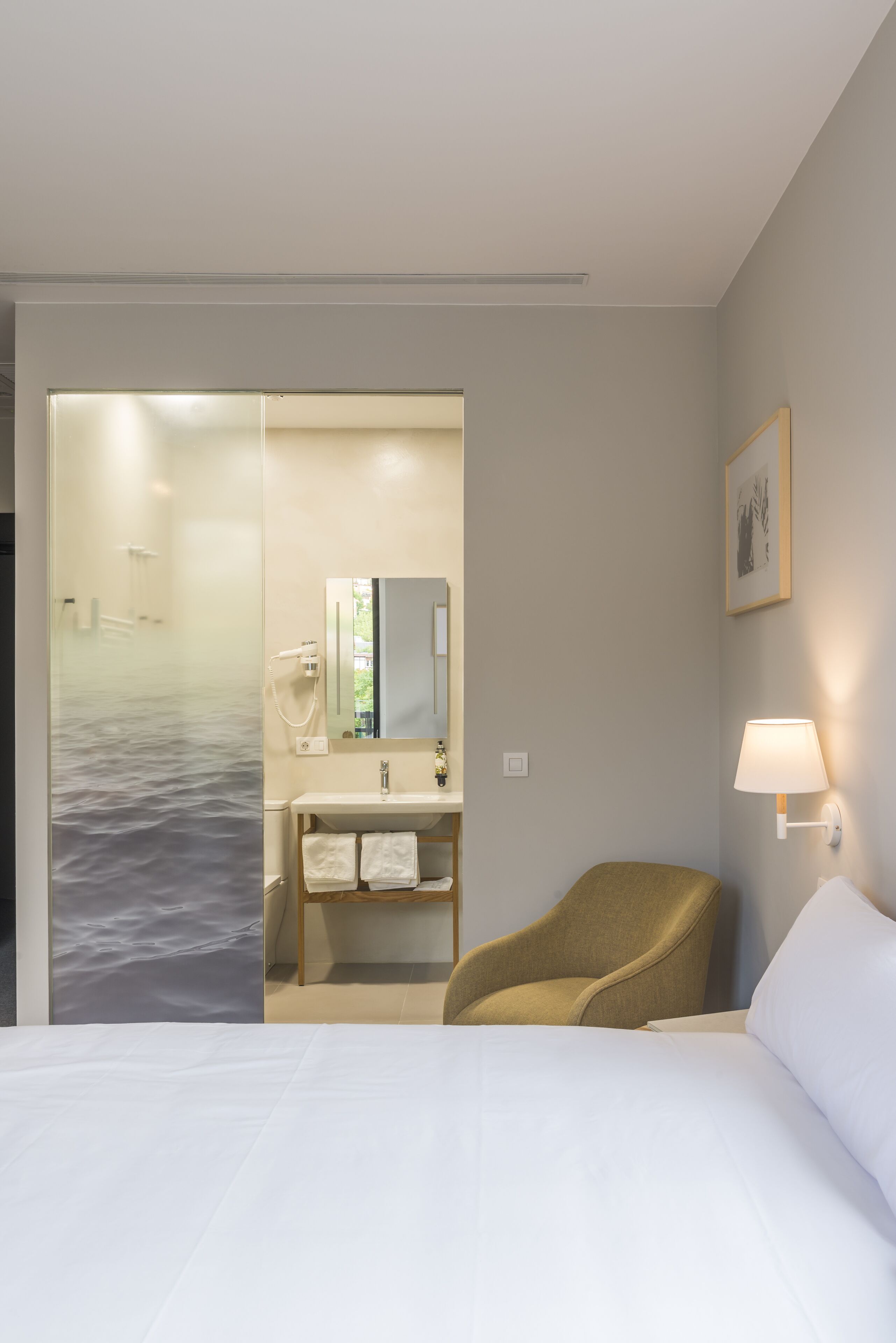 Shower, rainfall showerhead, free toiletries, hair dryer