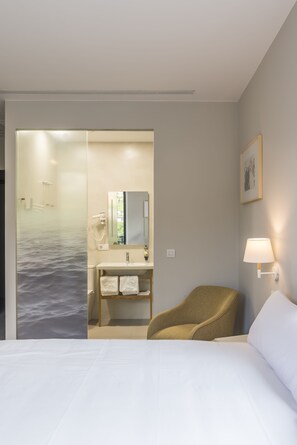 Douche, douche à « effet pluie », articles de toilette gratuits