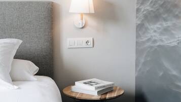 Minibar, individuell dekoriert, individuell eingerichtet, Schreibtisch