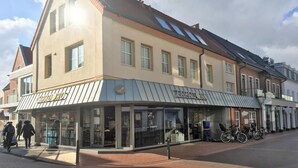 A building with a storefront and a sign that reads "ZARATHUSTAN RO."
