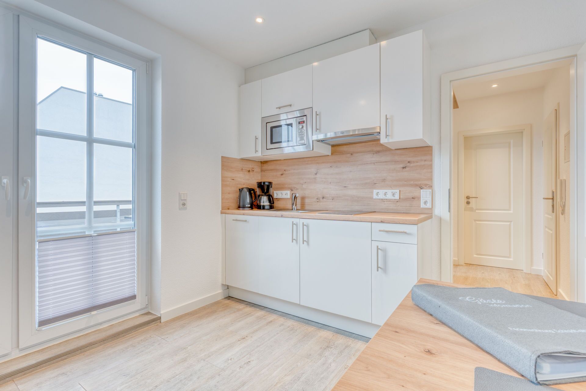 Kühlschrank, Mikrowelle, Herdplatte, Geschirrspüler