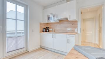Kühlschrank, Mikrowelle, Herdplatte, Geschirrspüler