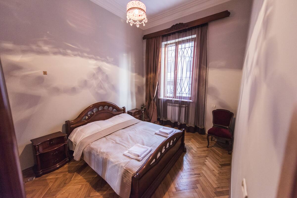 Departamento familiar | Tabla de planchar con plancha, wifi gratis y ropa de cama