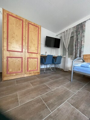 Chambre Standard avec lits jumeaux | Décor unique, ameublement unique, accÚs au Wi-Fi (inclus)