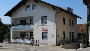 A two-story building with a sign reading "Gästehaus ZV-Scholtz GbR". - ZV-Scholtz Gästehaus Neuötting (Neuoetting)