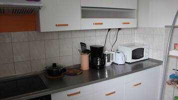 Lemari es, microwave, oven, dan kompor