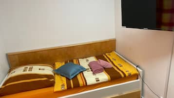 Kamar Single Standar | Didekorasi berbeda-beda dan dilengkapi dengan perabotan berbeda-beda