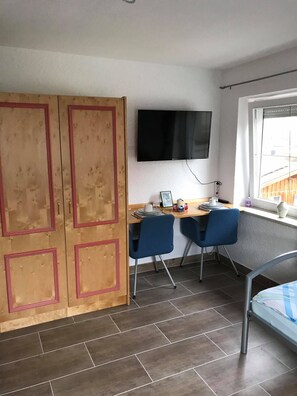 Chambre Standard avec lits jumeaux | Décor unique, ameublement unique, accÚs au Wi-Fi (inclus)