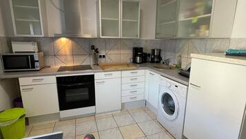 Lemari es, microwave, oven, dan kompor