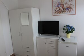 Individually decorated, individually furnished, free WiFi, bed sheets - ZV-Scholtz Gästehaus Neuötting  (Neuoetting)