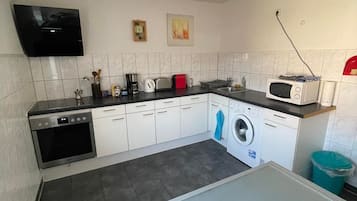 Lemari es, microwave, oven, dan kompor