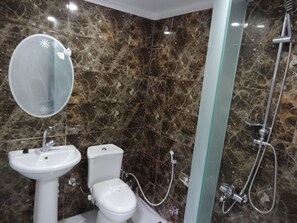 Douche, articles de toilette gratuits, sèche-cheveux
