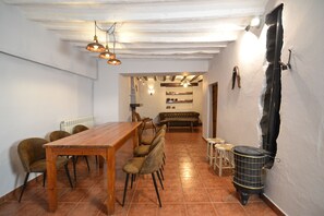 Casa, baño privado, vista a la montaña | Restaurantes