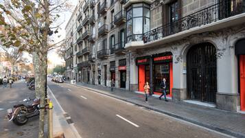 Vista de una calle con un edificio que muestra un cartel de 'DUET FIT UNIVERSITAT'.