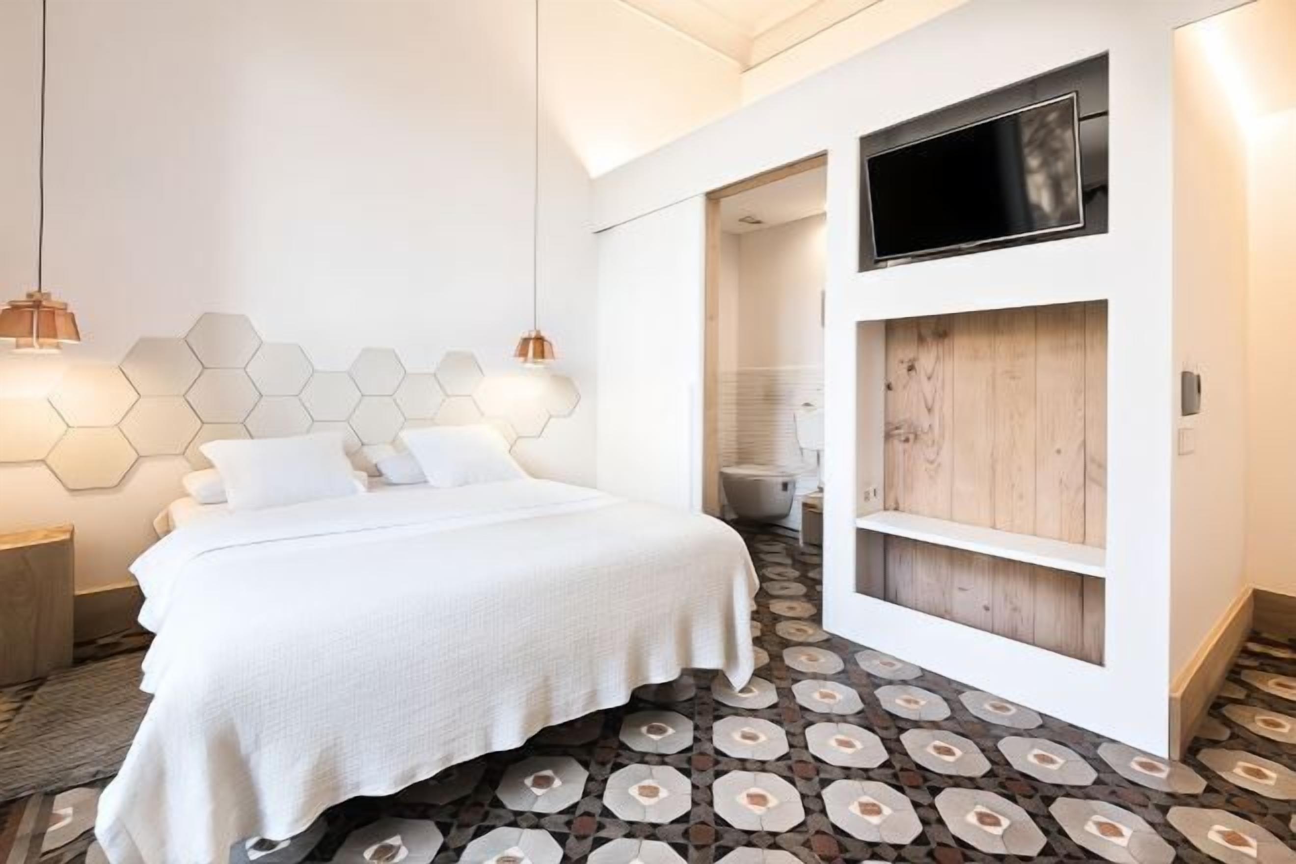 Hypoallergeen beddengoed, donsdekens, een kluis op de kamer, een bureau