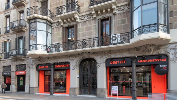 A building with storefronts labeled "DUET FIT" and "UNIVERSITAT". - La Casa de Antonio Boutique Rooms (Barcelona)