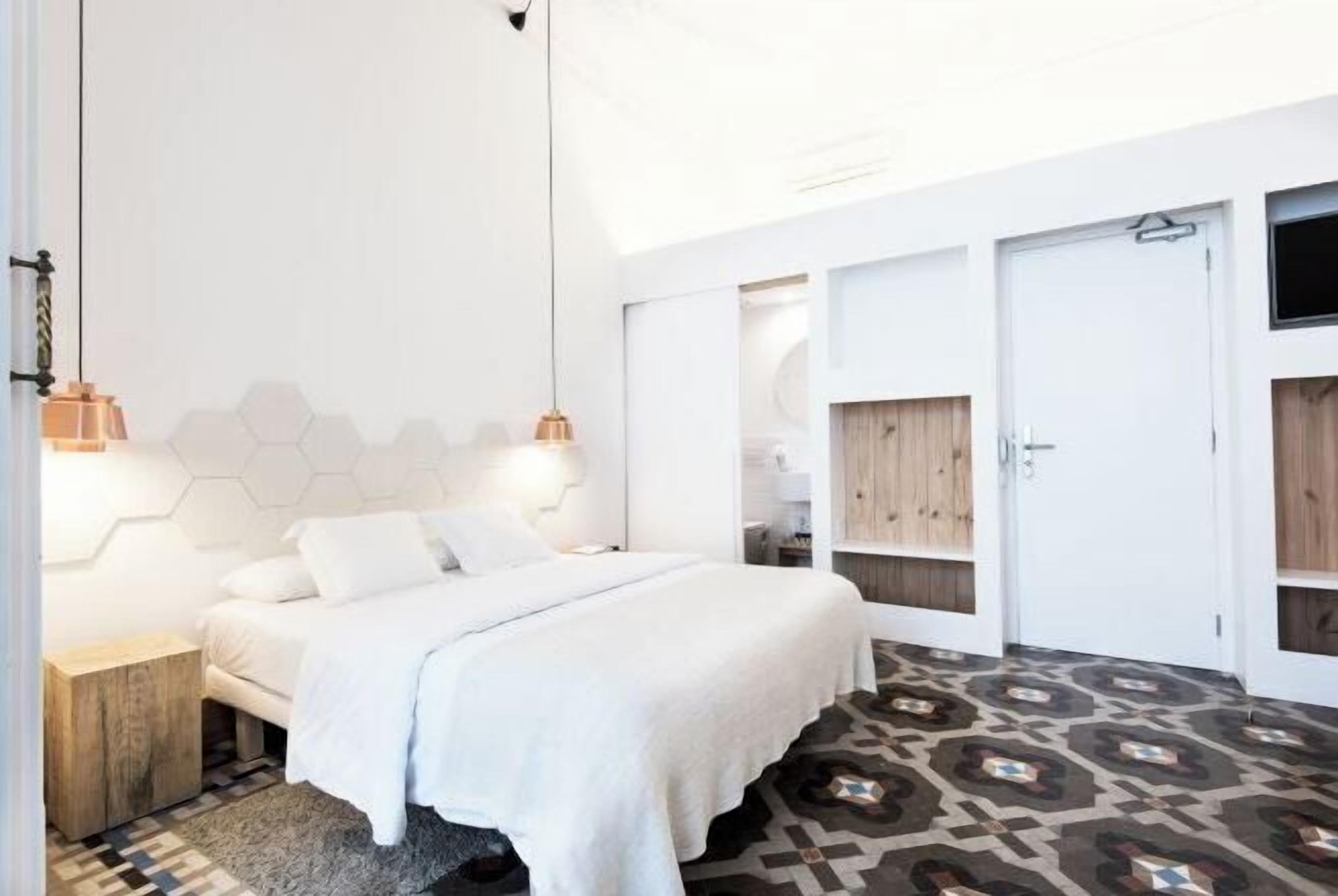 Hypoallergeen beddengoed, donsdekens, een kluis op de kamer, een bureau