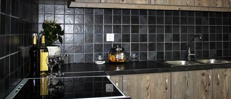 Villa, 2 soverom, sjøutsikt | Eget kjøkken | Kjøleskap, mikrobølgeovn, ovn og kokeplater