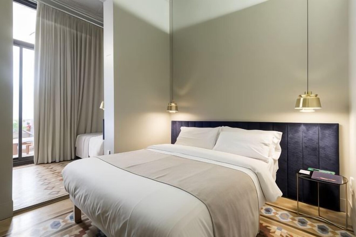 2 bedrooms, hypo-allergenic bedding, down duvets, memory-foam beds