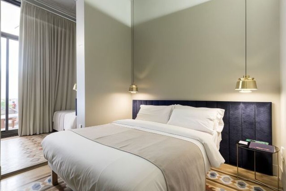 2 bedrooms, hypo-allergenic bedding, down duvets, memory-foam beds