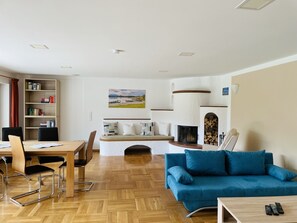 Superior-huoneisto (Leopold) | Oleskelualue | Taulutelevisio, DVD-soitin, leluja, ensi-iltaelokuvia