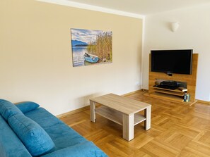 Superior Apartment (Leopold) | Living area | 100-cm flat-screen TV with cable channels, TV, DVD player - Ferienwohnungen Bachblick (Uebersee)