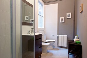 Habitación triple Confort, varias camas, para no fumadores | Baño | Regadera y toallas 