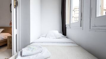 Quarto triplo básico, várias camas, para não fumantes, banheiro compartilhado | Vista do quarto