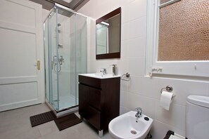Comfort Triple Room, Multiple Beds, Non Smoking | Bathroom | Shower, towels - Bruc & Bruc Barcelona (Barcelona)