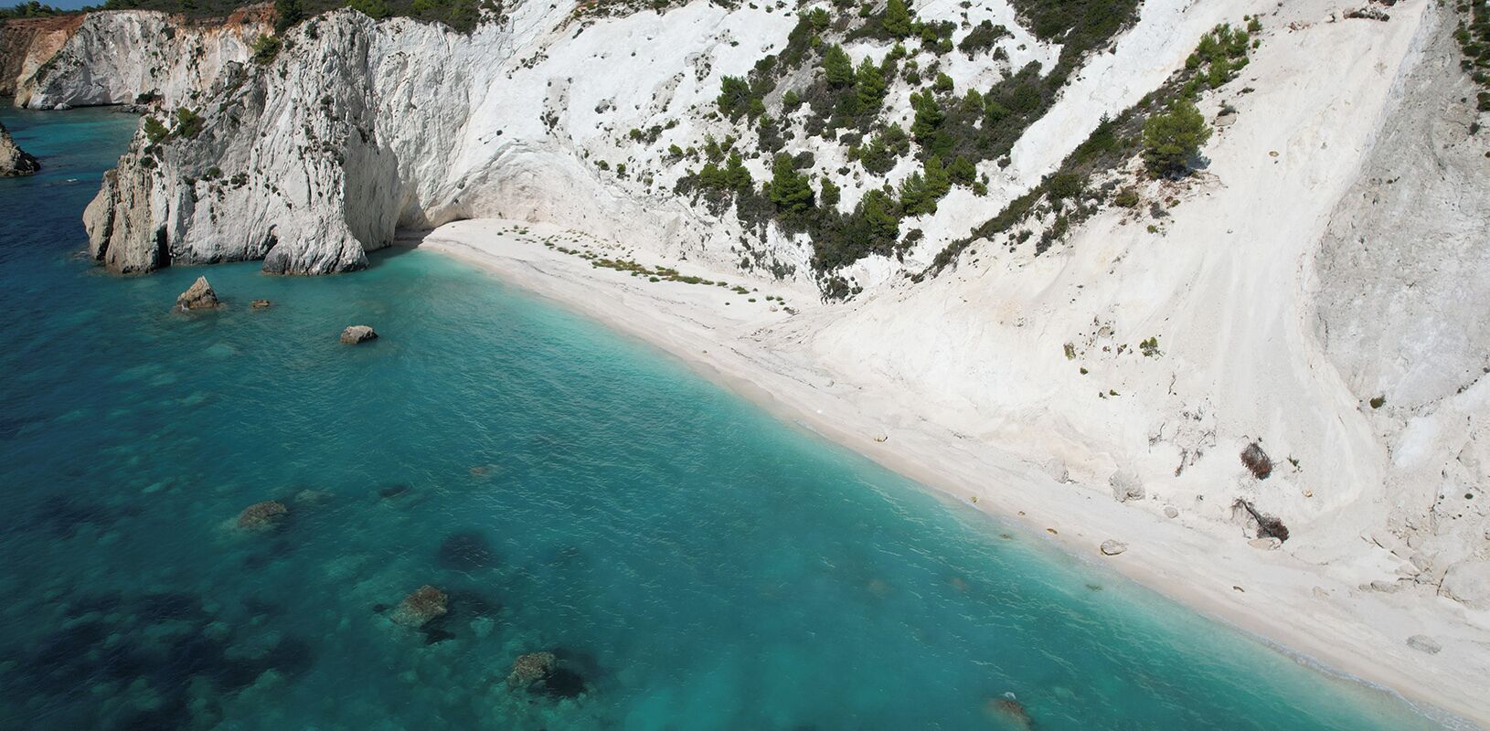 Een kustlandschap met witte kliffen en turkoois water.