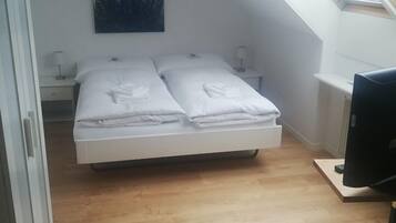 Basic Double Room, Shared Bathroom (Budget) | Katil lipat simpan/tambahan, cadar katil